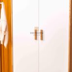 szafa z uchwytami z drewnianymi