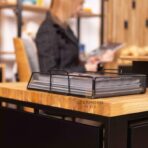 biurko dębowe z czarnymi elementami