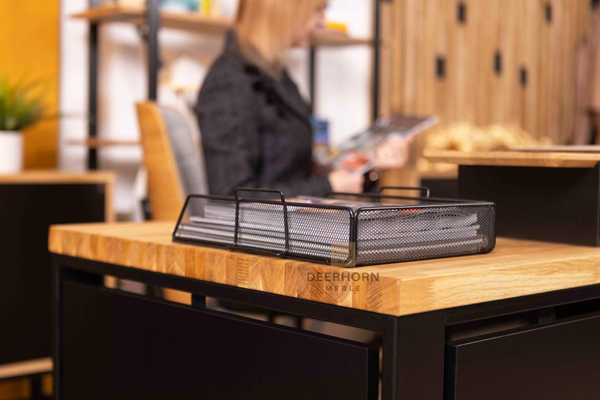 biurko-debowe-z-czarnymi-elementami biurko dębowe z czarnymi elementami