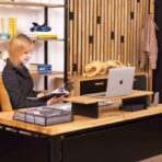 biurko do pracy z laptopem