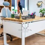 Schreibtisch aus Metall und Holz