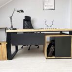 biurko z dębowym blatem