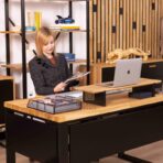 biurko z organizerem na dokumenty