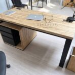 biurko z drewna i metalu