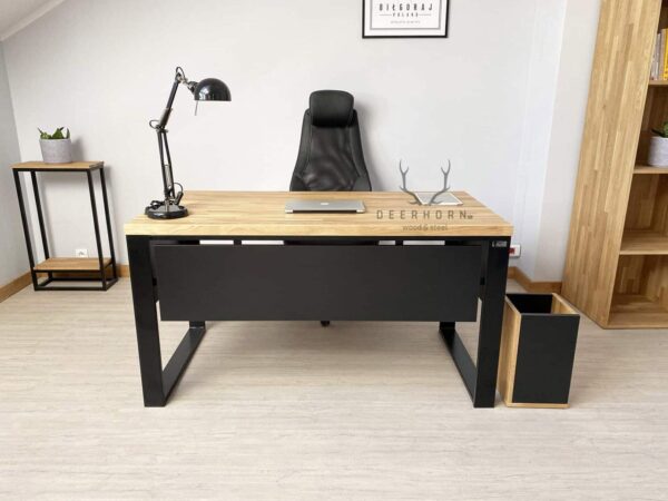 Schreibtisch aus Holz und Metall