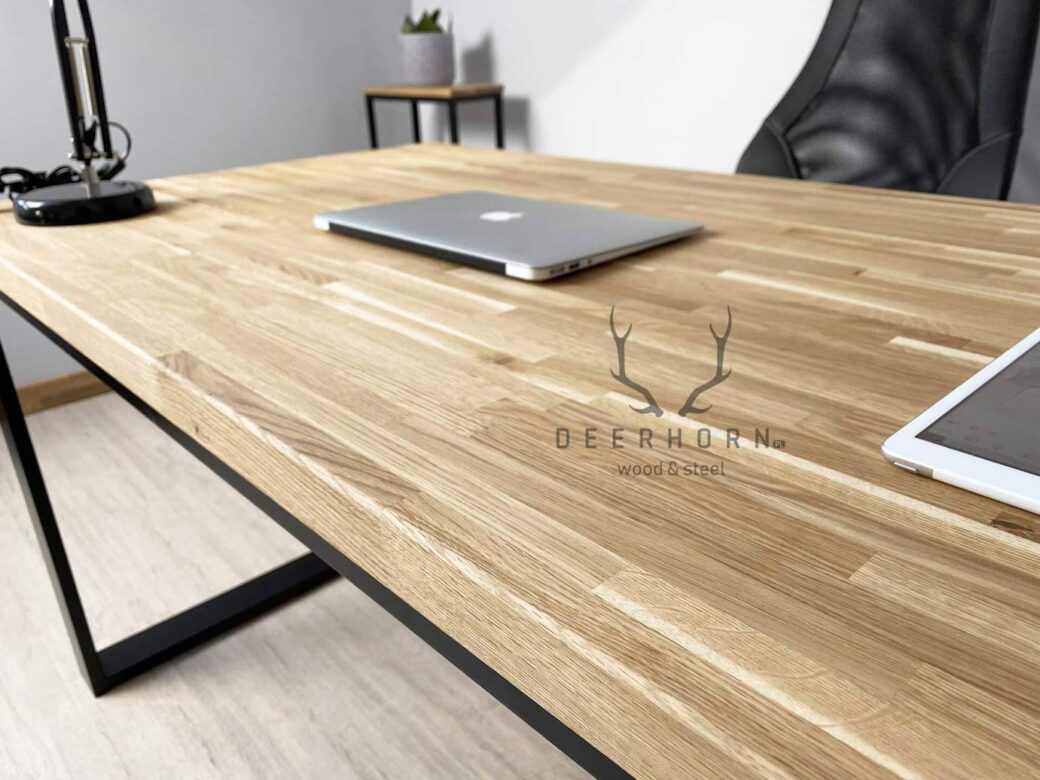 Schreibtisch mit Holzplatte