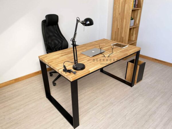 Loft-Schreibtisch mit Holzplatte