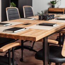stół konferencyjny industrialny z grubym blatem drewnianym