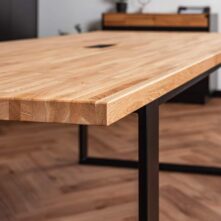 stół konferencyjny z grubym blatem drewnianym