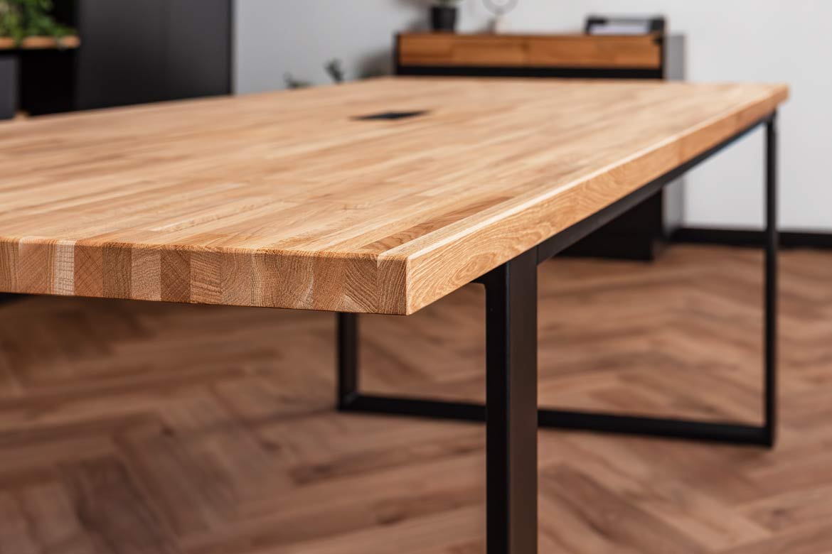 stol-konferencyjny-z-grubym-blatem-drewnianym stół konferencyjny z grubym blatem drewnianym