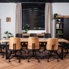 zestaw konferencyjny stół drewniany i krzesła do biura
