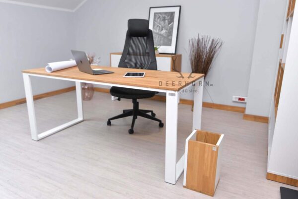 weißer Schreibtisch mit Holzplatte