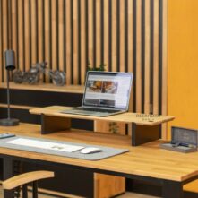 Schreibtische für Büros mit Holzplatten und Erweiterungen