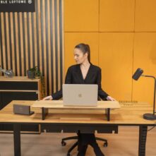 Bürotisch mit Laptopständer
