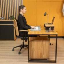 moderner Bürotisch mit Metallbeinen, Seitenansicht