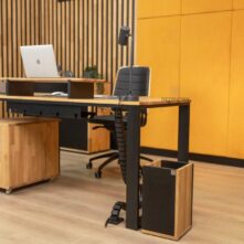 klassischer Bürotisch mit Rollcontainer