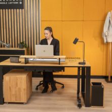 Loft-Schreibtisch mit Eichenholzsockel