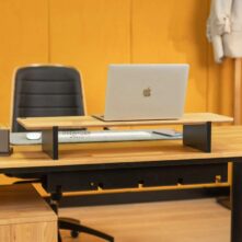 Schreibtisch mit Laptop-Hülle