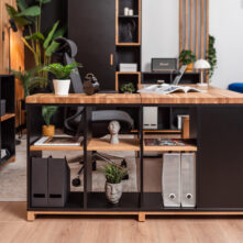 biurko z półkami bocznymi