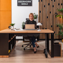 duże biurko z miejscem na monitor