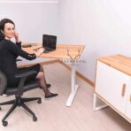 weißer höhenverstellbarer Schreibtisch