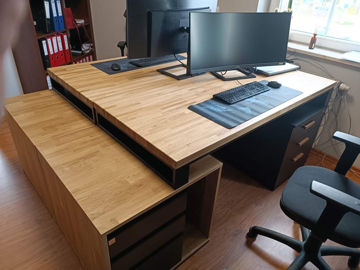 Schreibtisch mit Holzplatte und Rollcontainer mit Schubladen