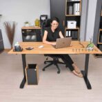 elektrisch verstellbarer Schreibtisch