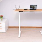 Schreibtisch mit Holzplatte