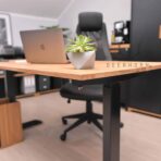 Schreibtisch mit Holzplatte