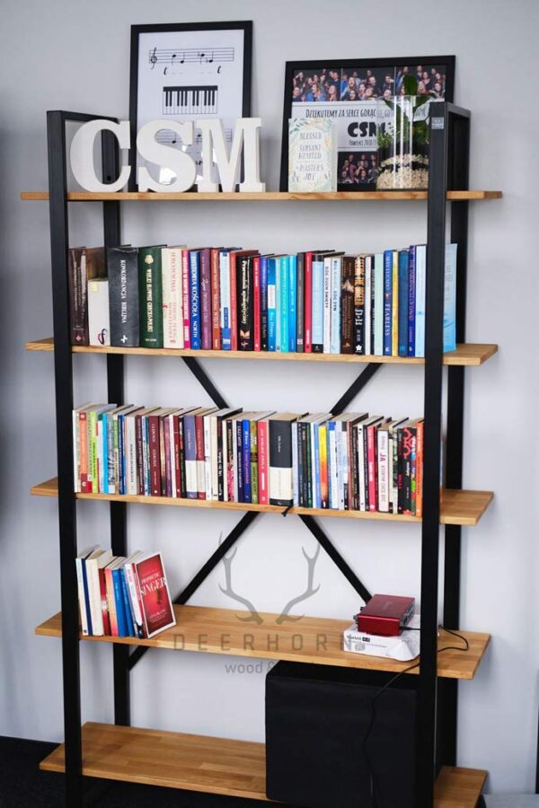 Bücherregal aus Holz und Metall