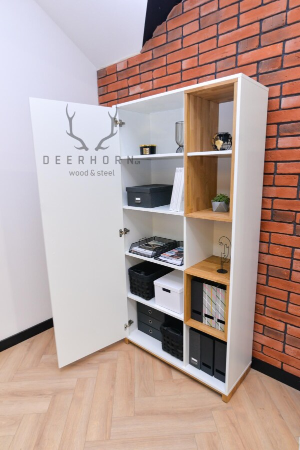 weißer Kleiderschrank