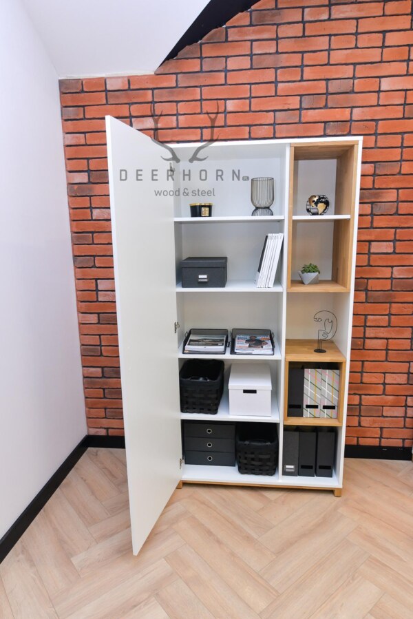 weißer Kleiderschrank