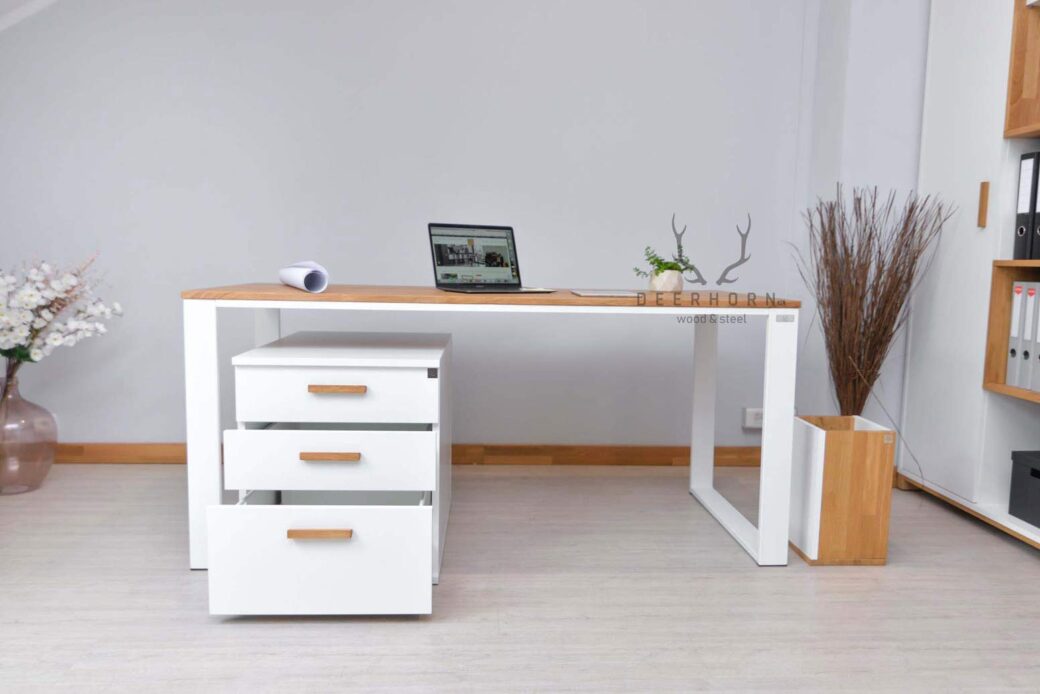 Weißer Schreibtisch mit Schubladen und Holzplatte