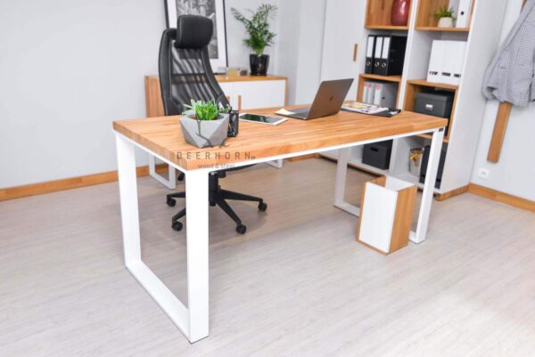 weißer Schreibtisch mit Holzplatte
