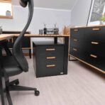 Eckschreibtisch aus Holz und Metall