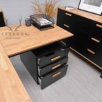 Schreibtisch mit Holzplatte