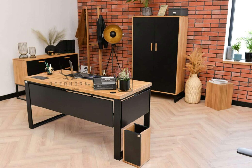 Schreibtisch mit Holzplatte und Abdeckfolie