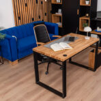 drewniane biurko dla młodych