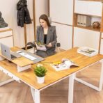 Eckschreibtisch für das Büro
