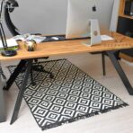 Schreibtisch mit Holzplatte