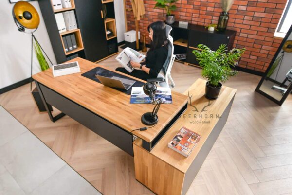 Schreibtisch mit Holzplatte