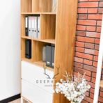 weißes bücherregal