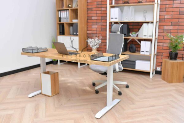 Höhenverstellbarer Schreibtisch für Frauen