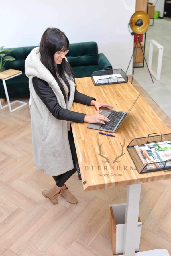 Höhenverstellbarer Schreibtisch für Frauen
