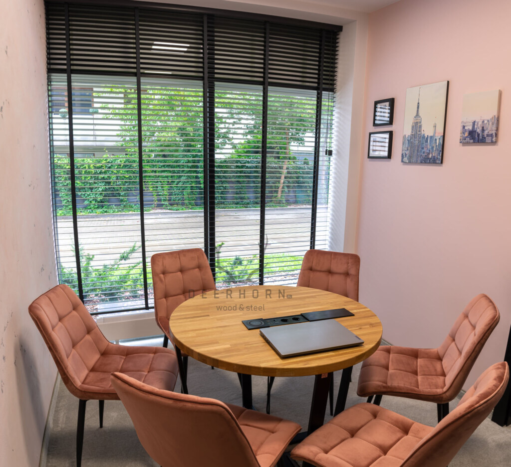 runder Tisch mit Holzplatte