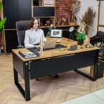 Industrieller Schreibtisch links