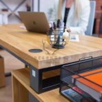 Schreibtisch mit Holzplatte