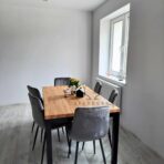 Holztisch mit Metallbeinen