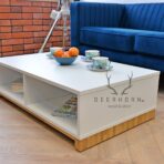 weißer Couchtisch mit Regalen