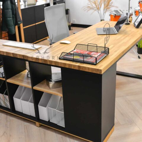 narożne biurko z półkami